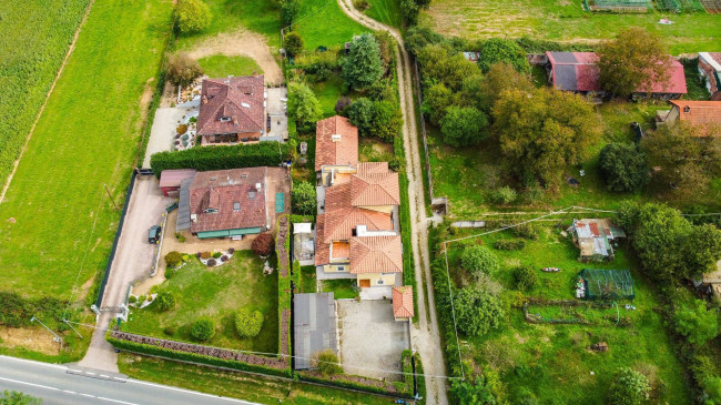 Villa Trifamiliare in Vendita a Rivarossa