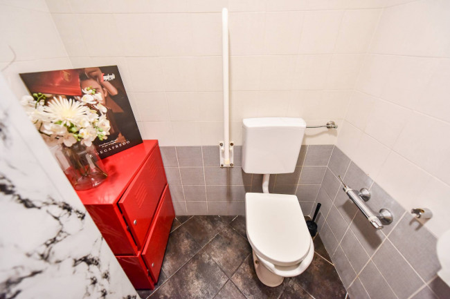 Attività Commerciale - Bar Tavola Calda - Fredda in Locazione a Collegno