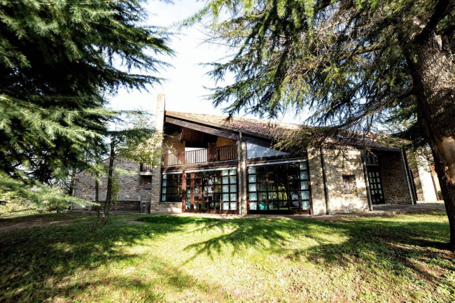 Villa in Vendita a Santo Stefano Belbo