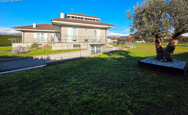 Villa in  Sell to Front