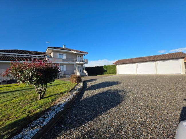 Villa in  Sell to Front