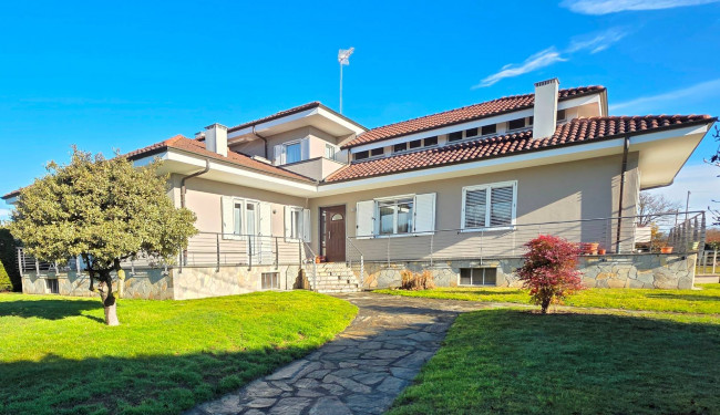 Villa in  Sell to Front