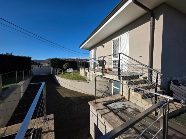 Villa in  Sell to Front