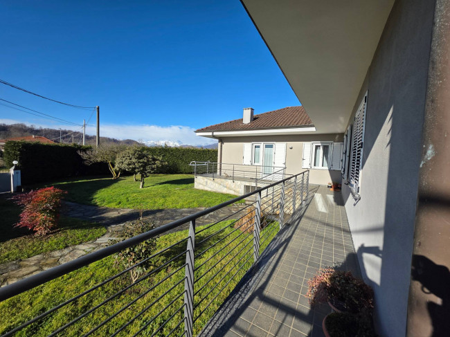 Villa in  Sell to Front