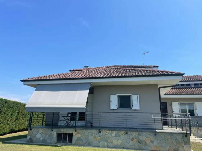 Villa in  Sell to Front