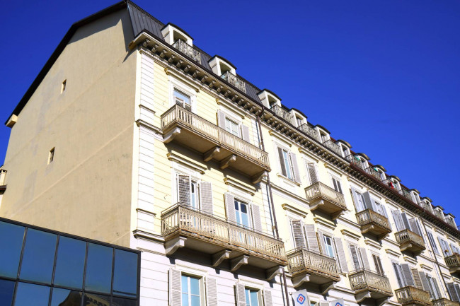 Stabile - Palazzo in Locazione a Torino