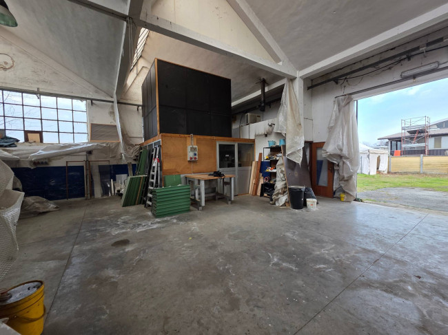 Capannone in Vendita a San Francesco al Campo