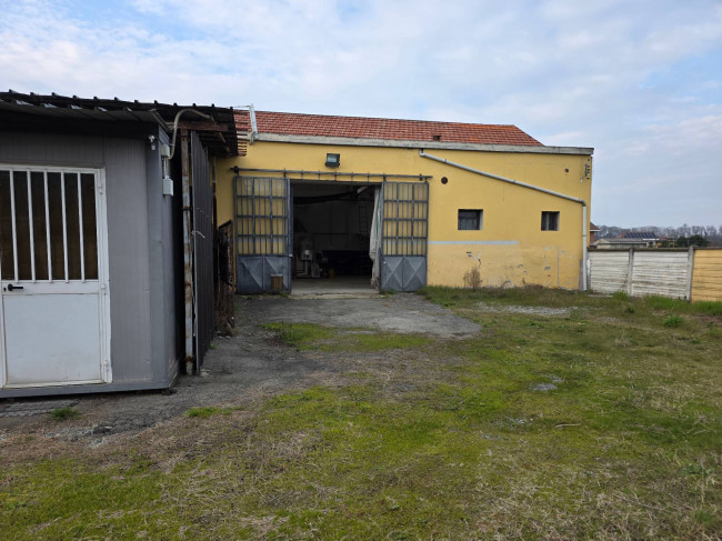 Capannone in Vendita a San Francesco al Campo