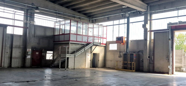 Capannone in Locazione a Nichelino