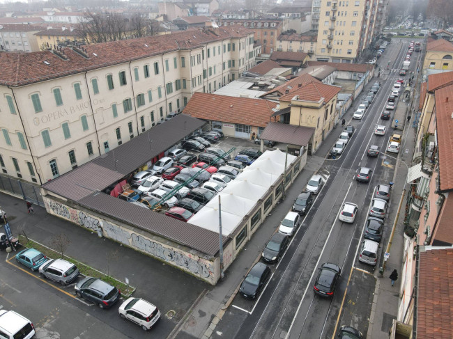 Struttura Commerciale in Vendita a Torino
