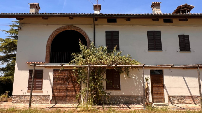 Cascina in Vendita a Canelli