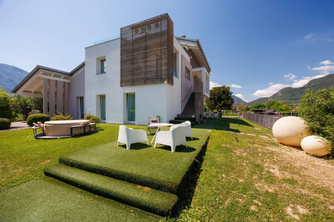 Villa in Vendita a Costa Volpino
