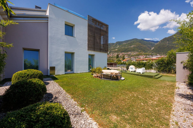 Villa in Vendita a Costa Volpino
