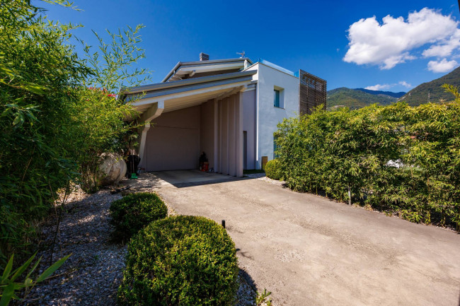 Villa in Vendita a Costa Volpino