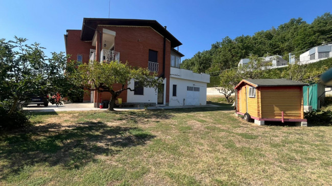 Villa Trifamiliare in Vendita a Asti