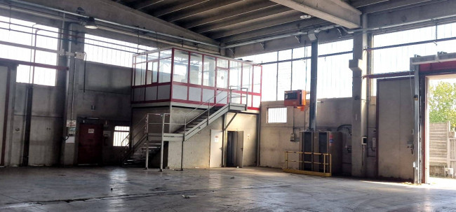 Capannone in Locazione a Nichelino