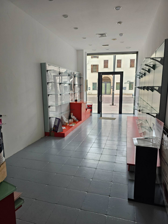 Locale commerciale in affitto a Rovigo