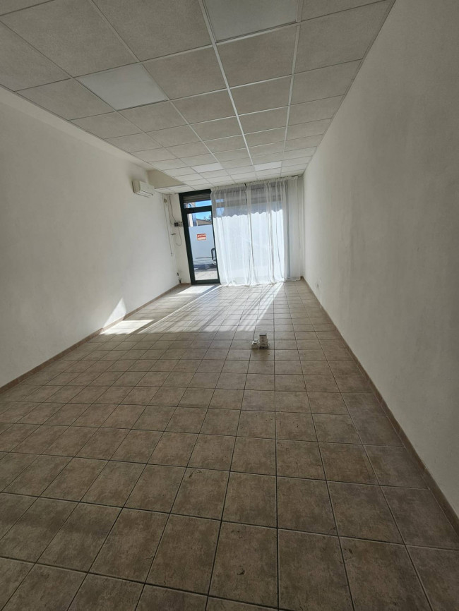 Locale commerciale in affitto a Rovigo