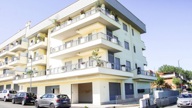 Locale commerciale in affitto a Roma