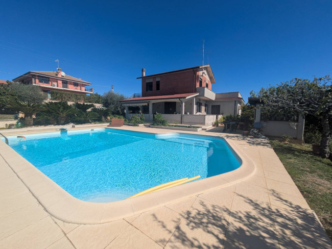 VILLA UNIFAMILIARE in vendita a Genzano di Roma