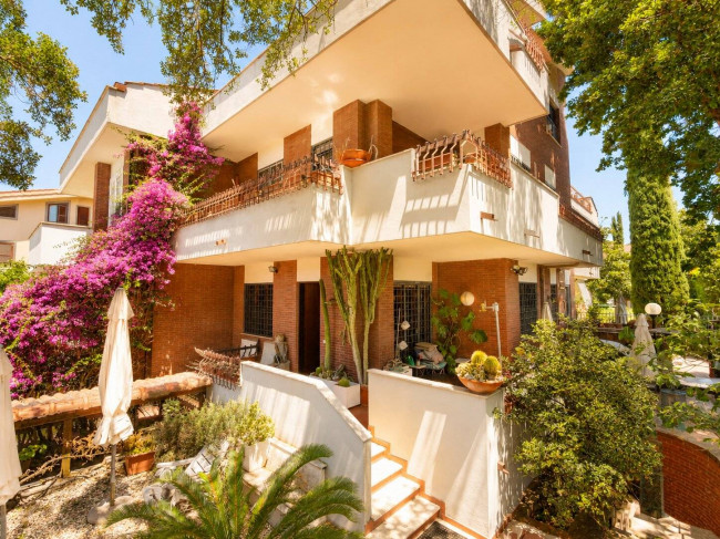 VILLA QUADRIFAMILIARE in vendita a Roma