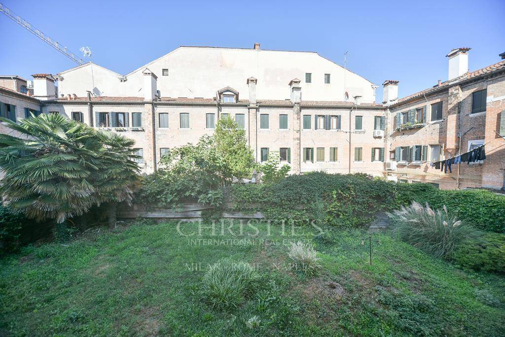 picture of Sensational Design Property pieds Dans Leau In Venice With Garden And Private