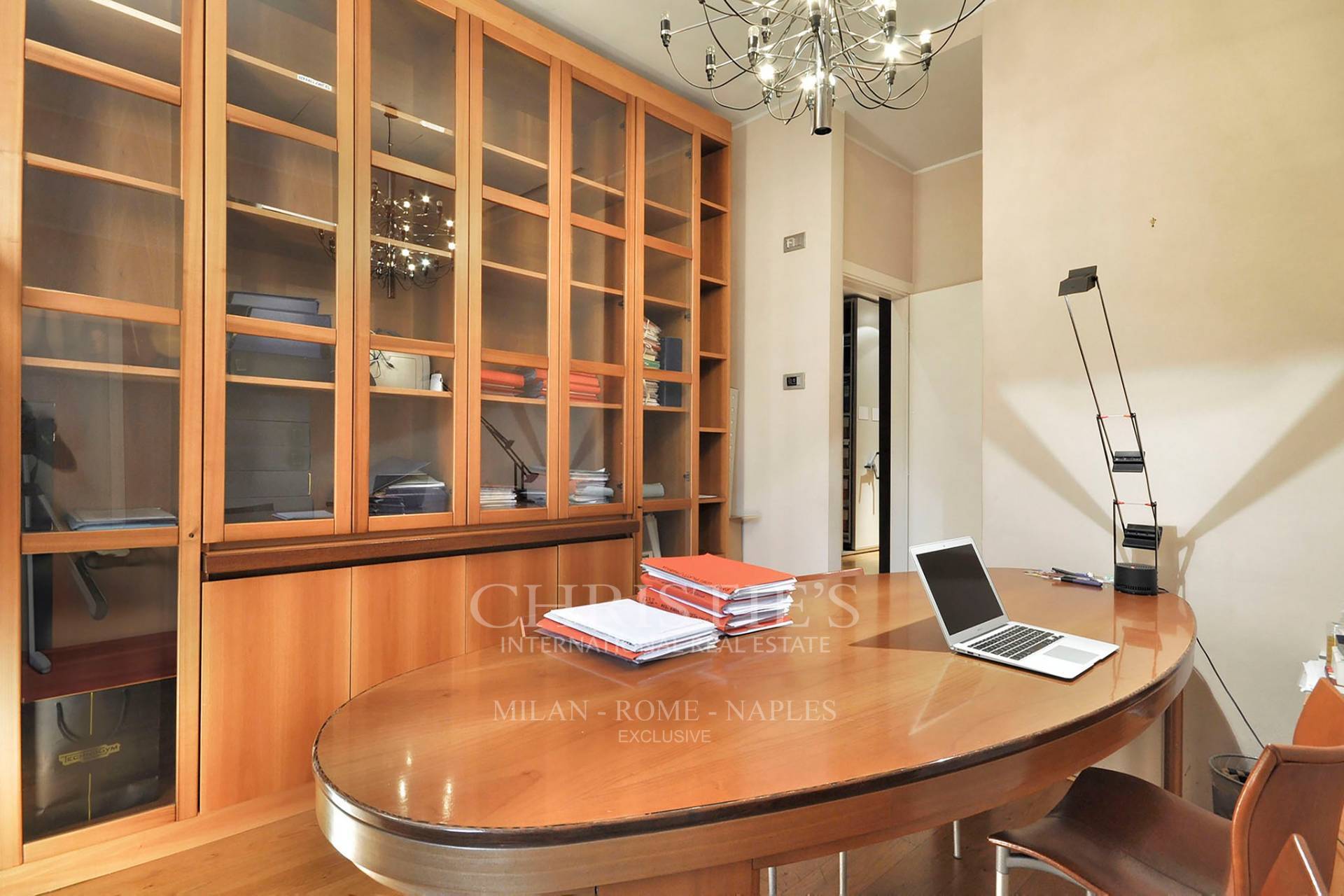 picture of Elegant Office Showroom With View Of The Duomo
