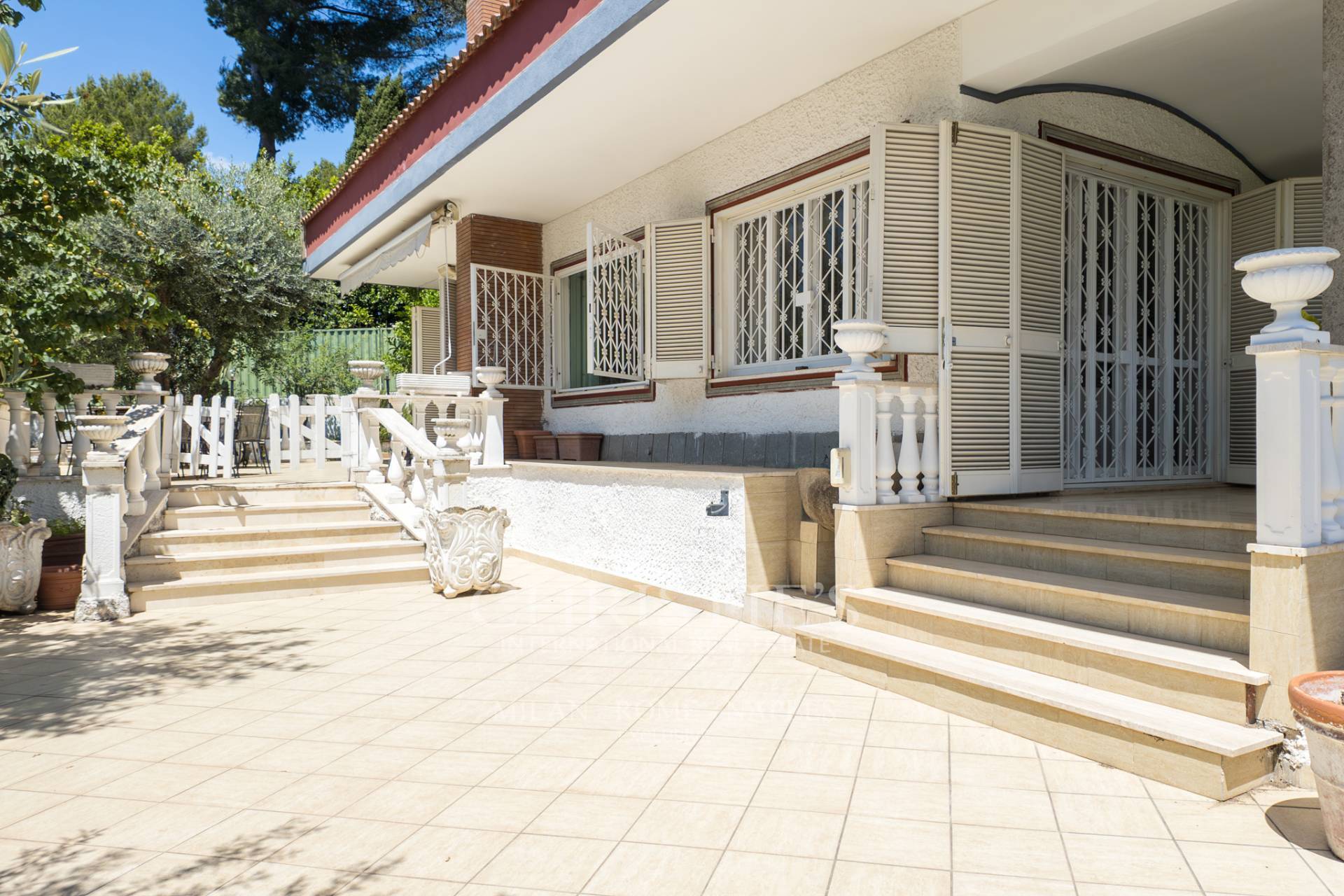 picture of Prestigious House With Beautiful Garden