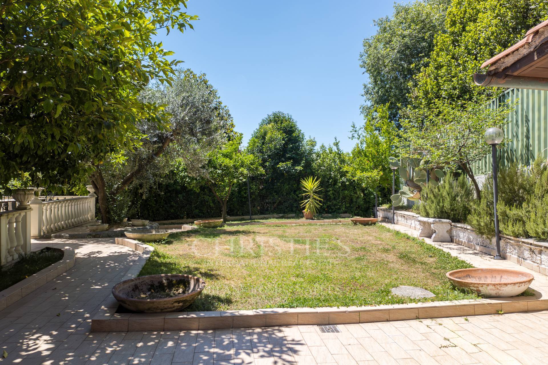 picture of Prestigious House With Beautiful Garden