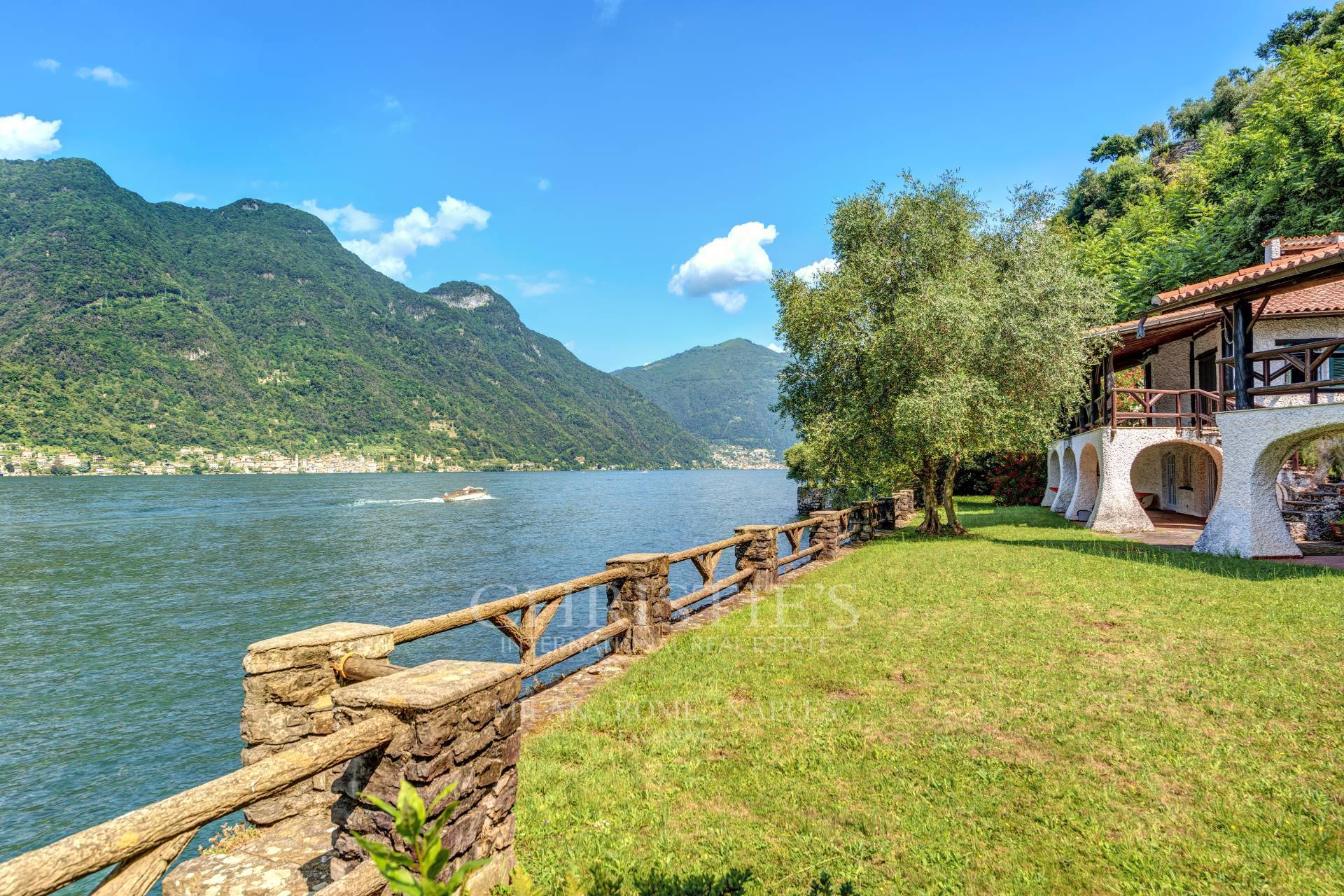 picture of Residences Pied Dans L'eau On Lake Como: Direct Contact With Water