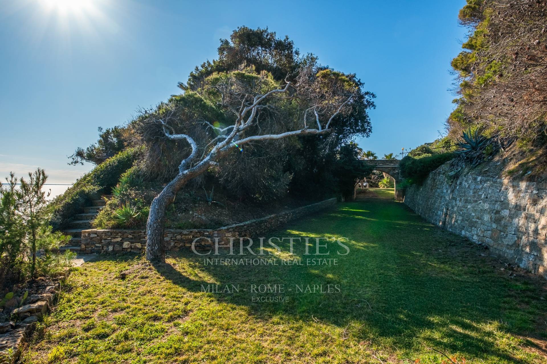 picture of Charming Pieds-dans-l'eau Property In An Ancient Roman Tower