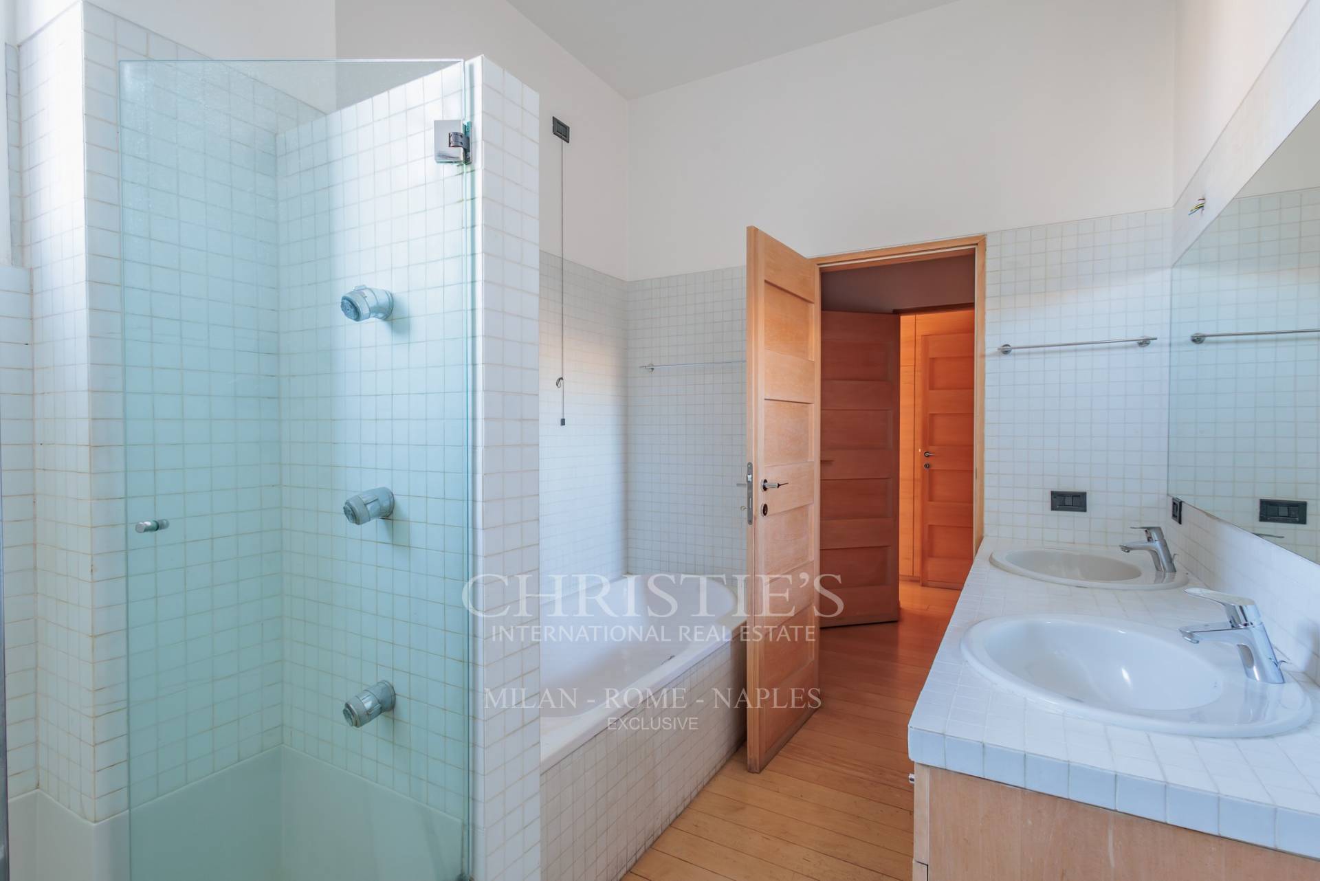 picture of Spacious And Elegant Apartment In Piazza Della Repubblica