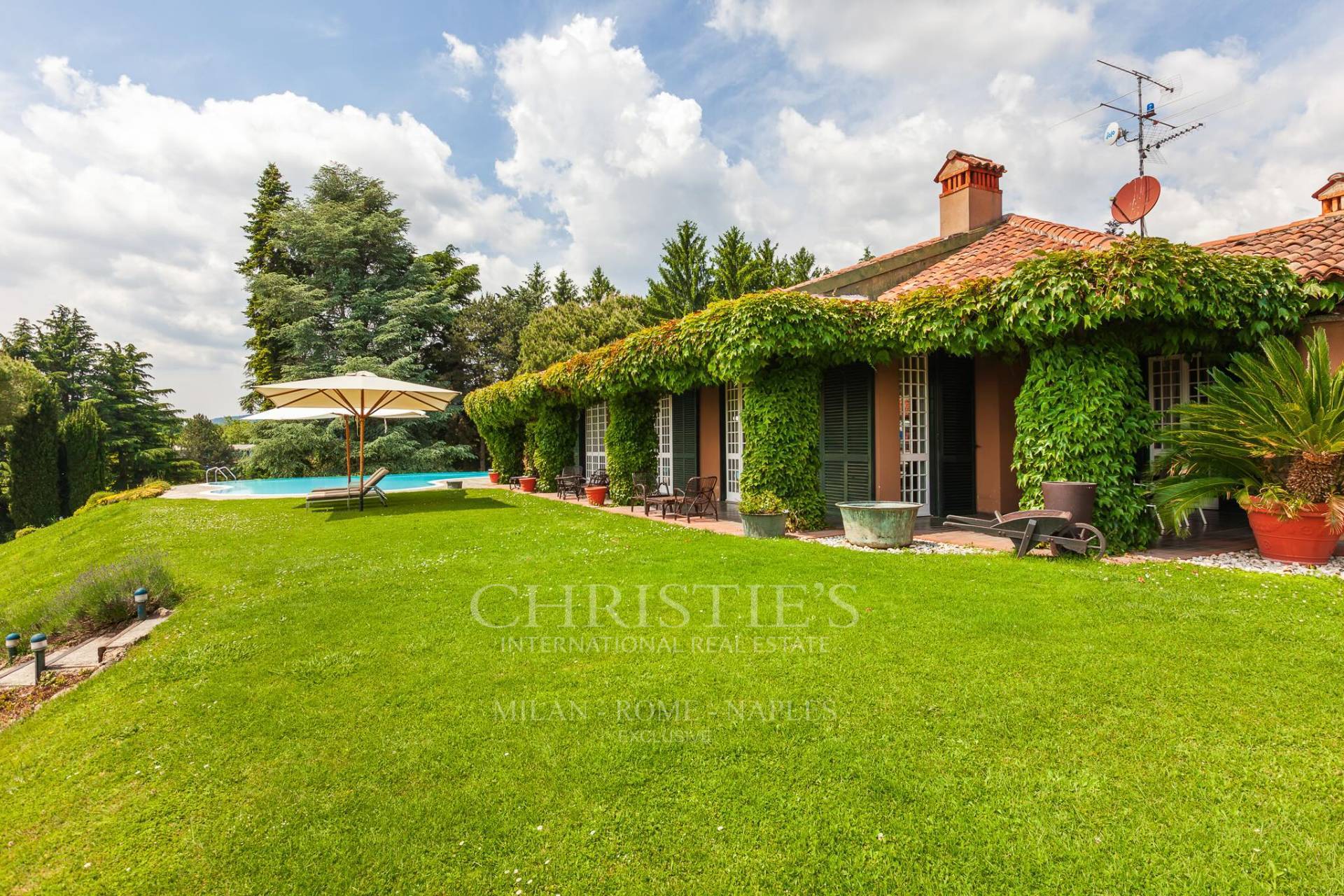 picture of Prestigious Lakefront Estate In Eupilio (co)