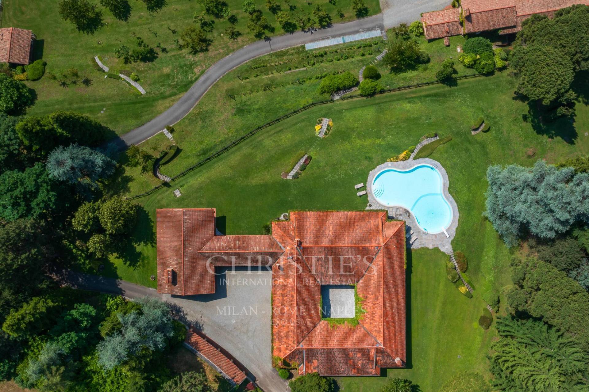 picture of Prestigious Lakefront Estate In Eupilio (co)