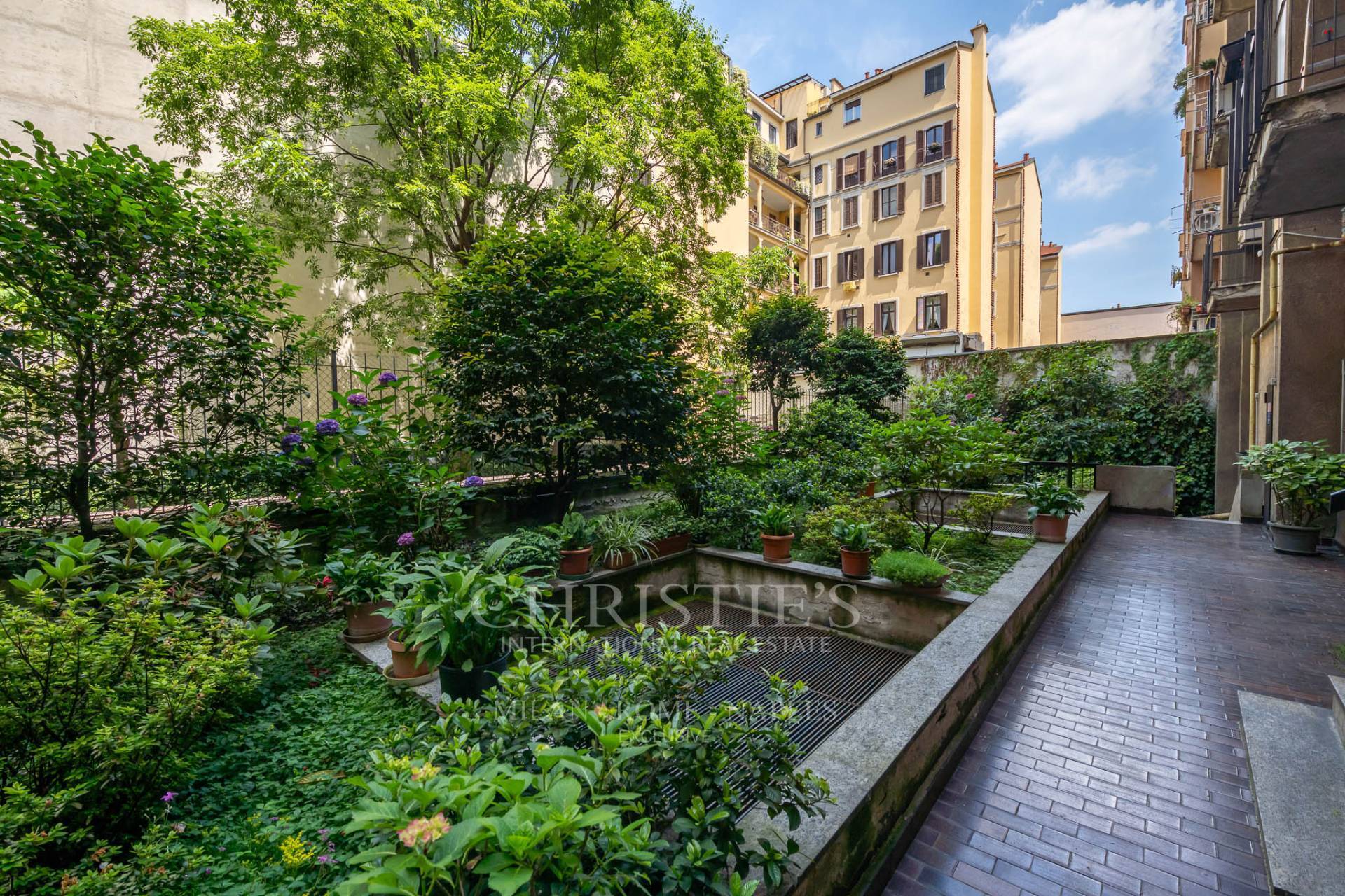 picture of Bright Apartment In A Prestigious Setting In The Arena/parco Sempione Area