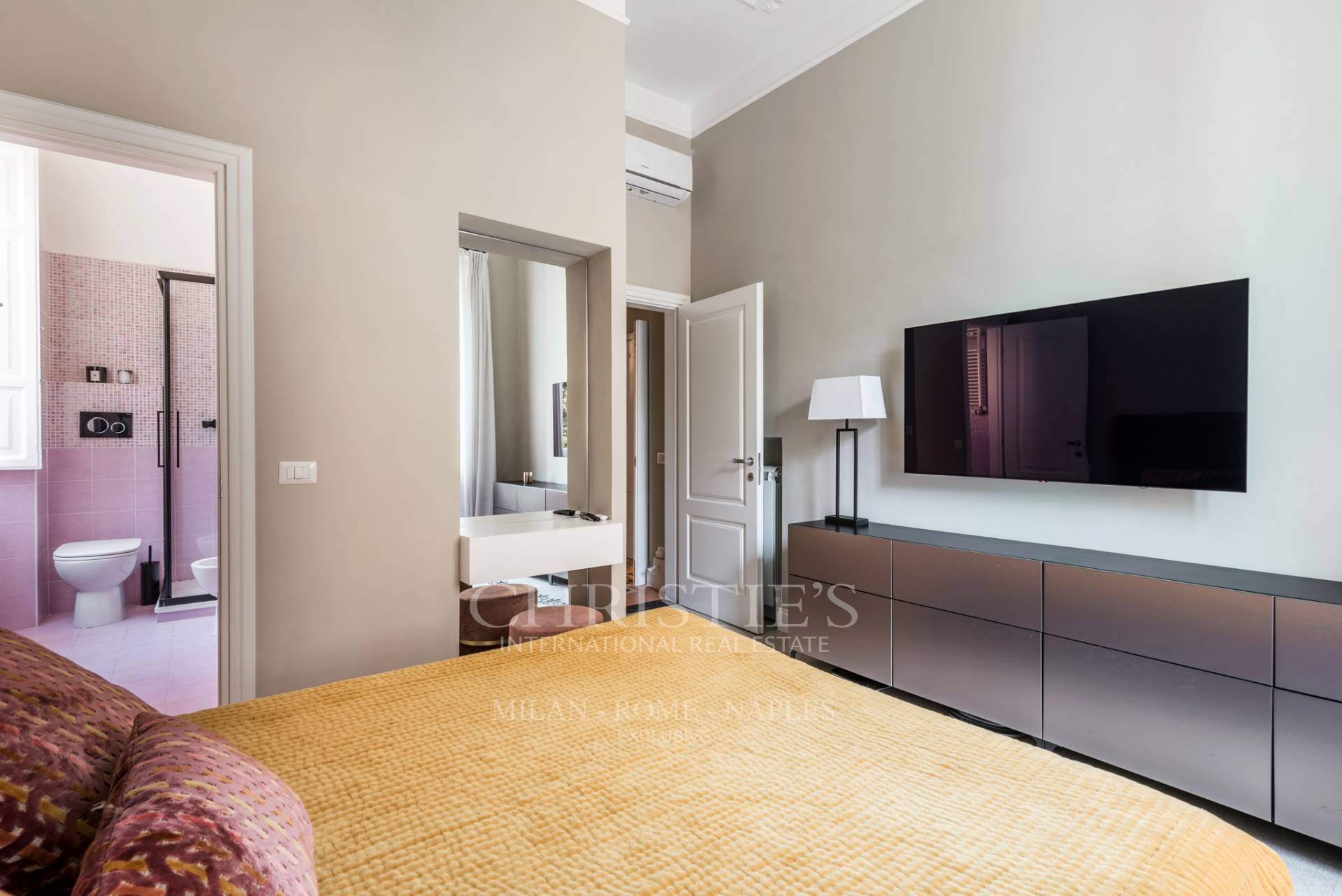 picture of Charming Apartment Surrounded By Gardens