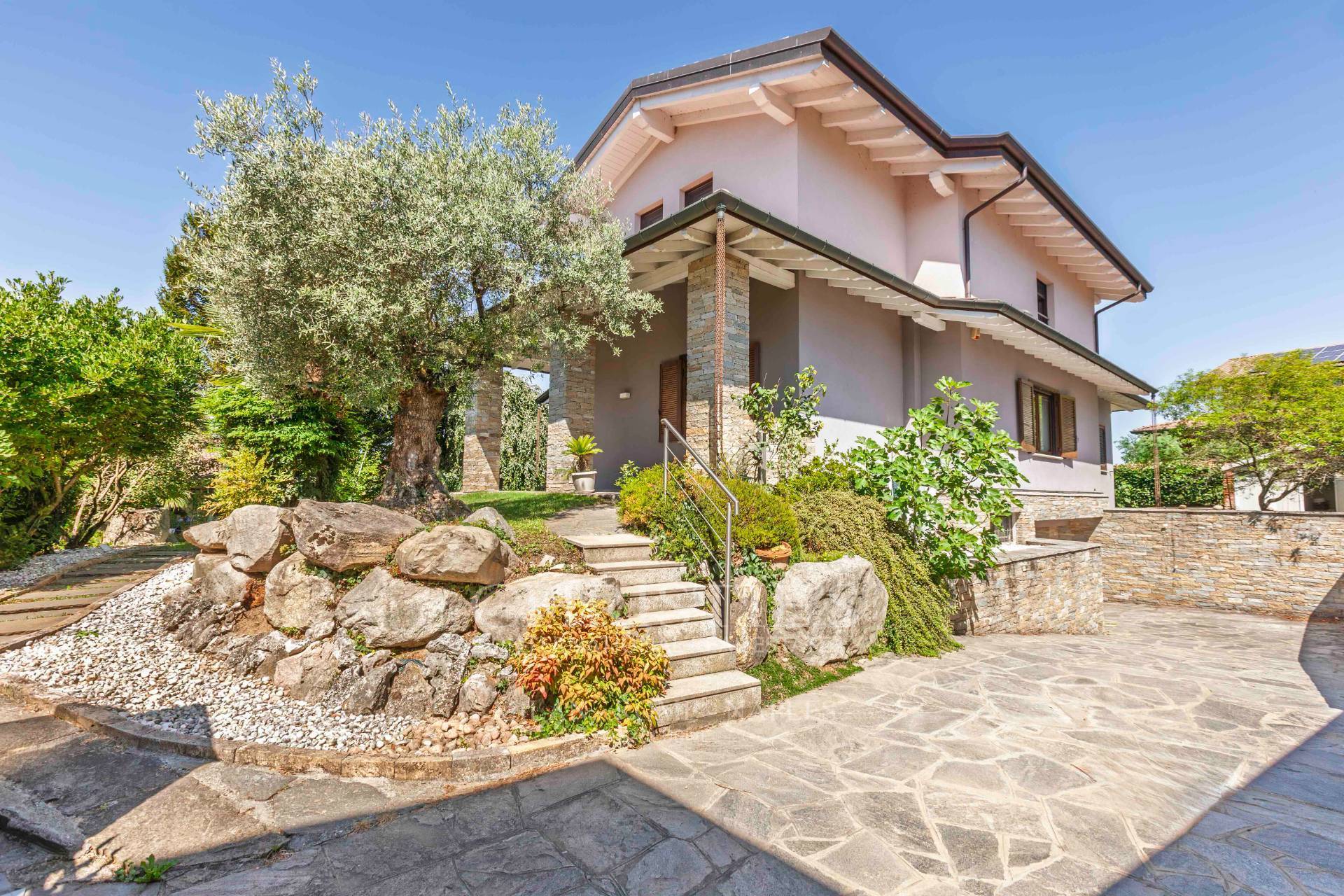 picture of Detached Villa With Spacious Garden