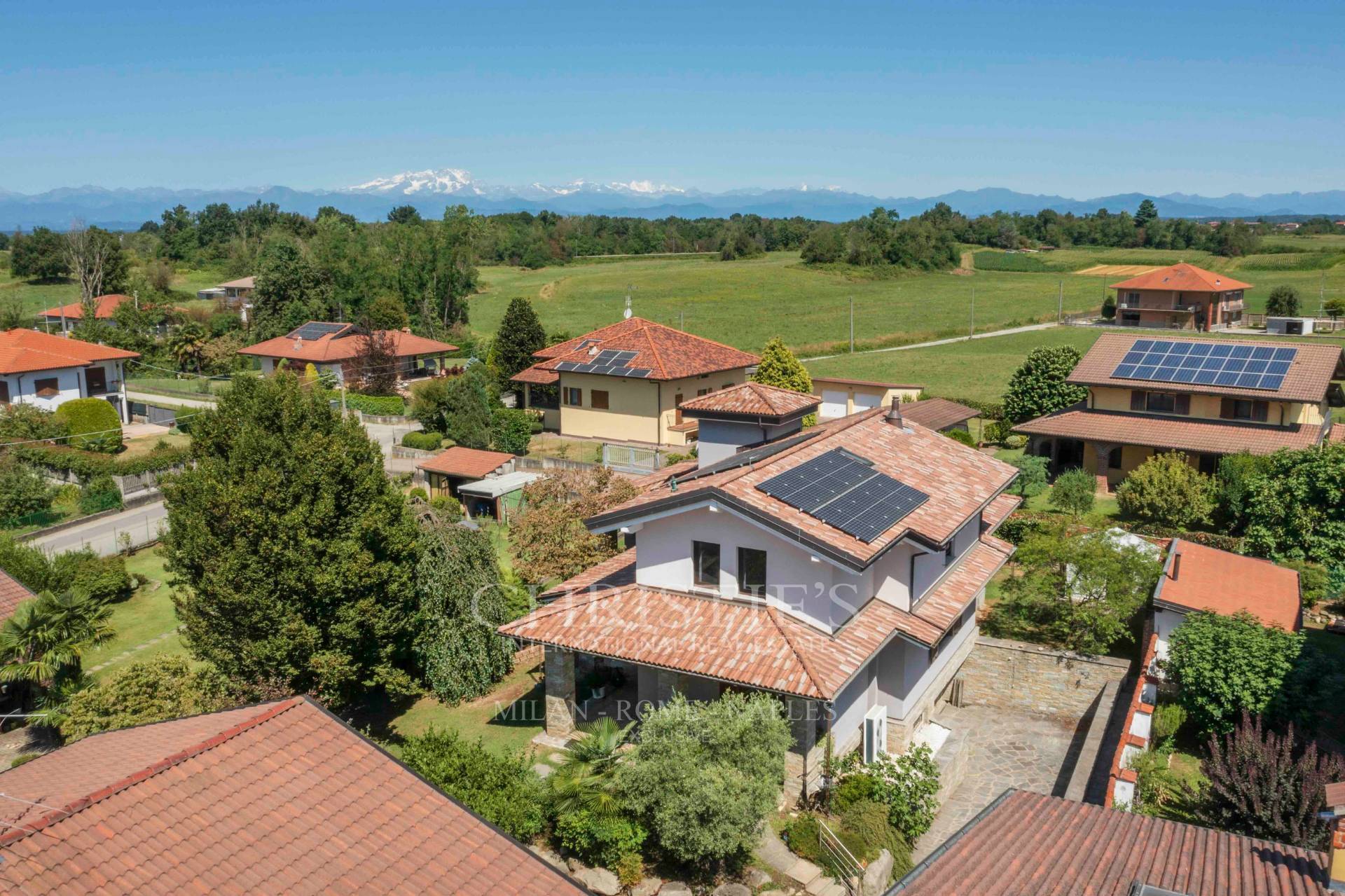 picture of Detached Villa With Spacious Garden
