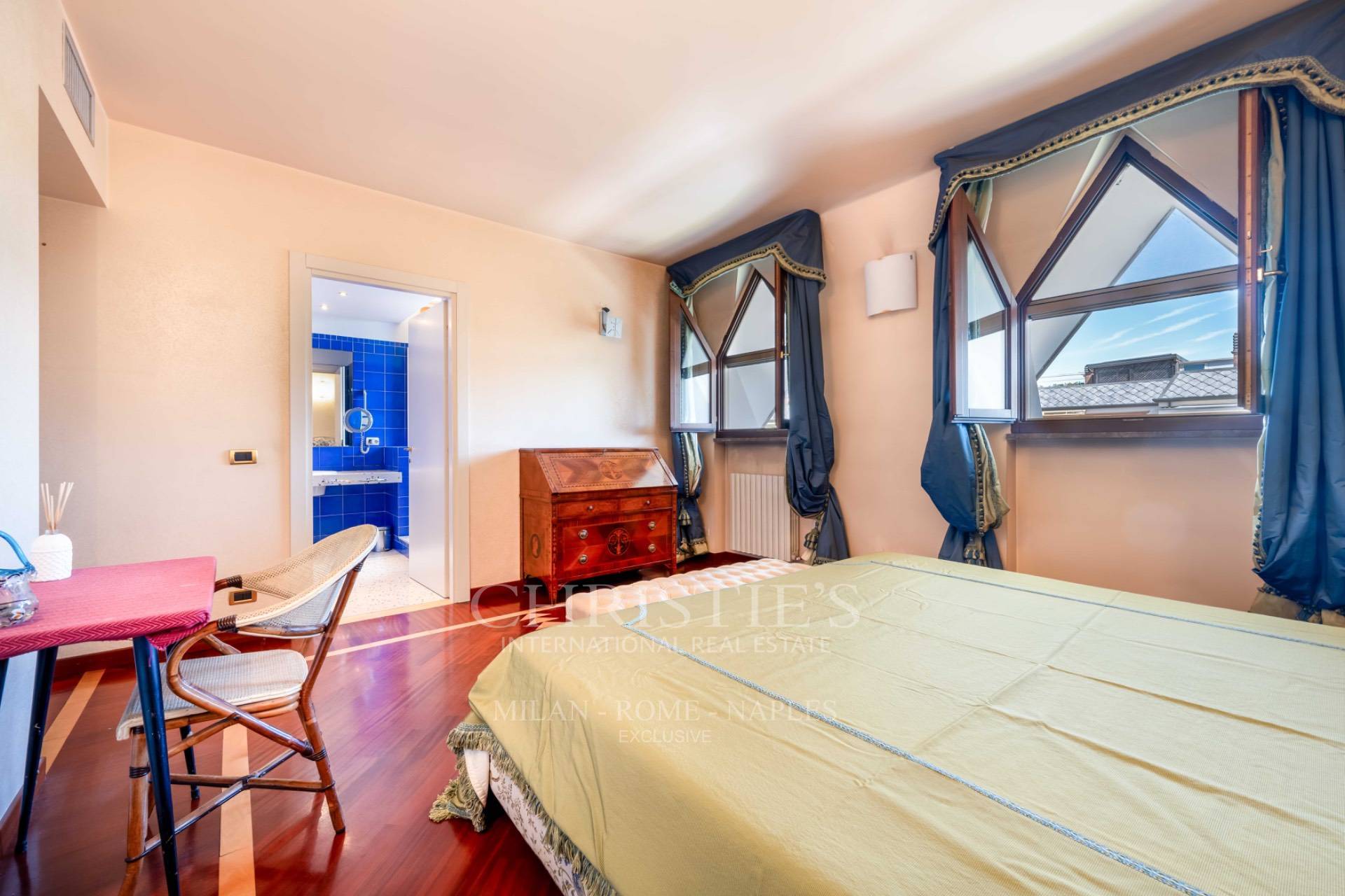 picture of Exclusive Penthouse On Two Levels With Four Entrances And Two Double Garages