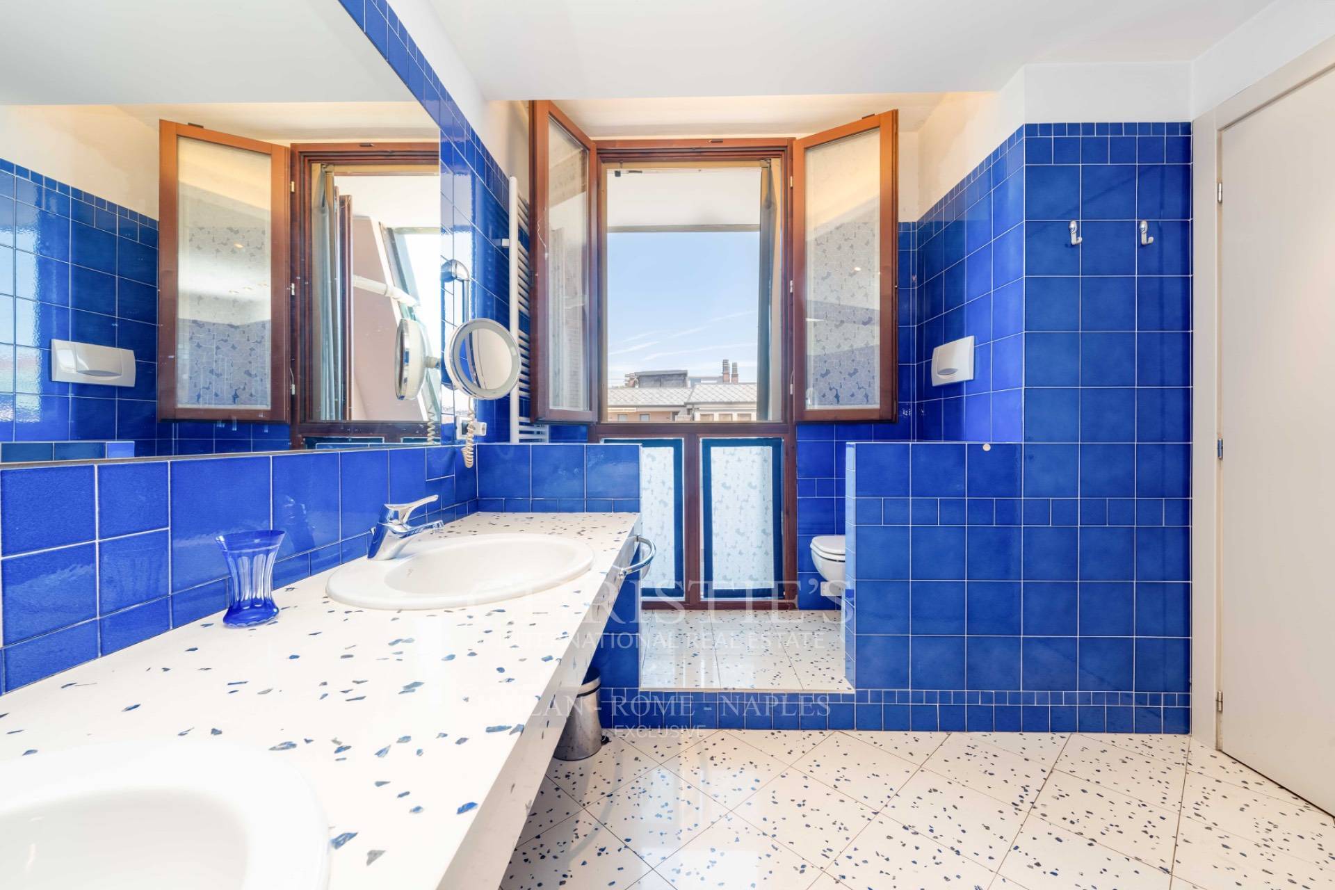 picture of Exclusive Penthouse On Two Levels With Four Entrances And Two Double Garages