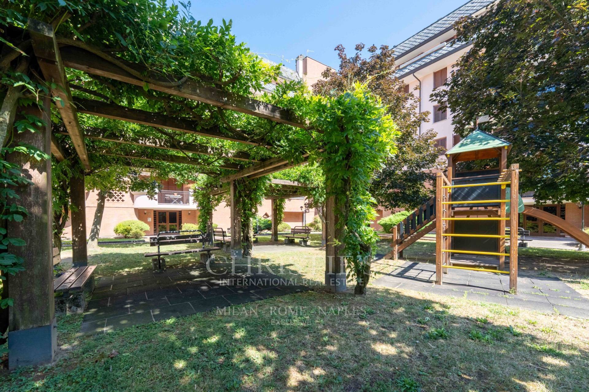 picture of Exclusive Penthouse On Two Levels With Four Entrances And Two Double Garages