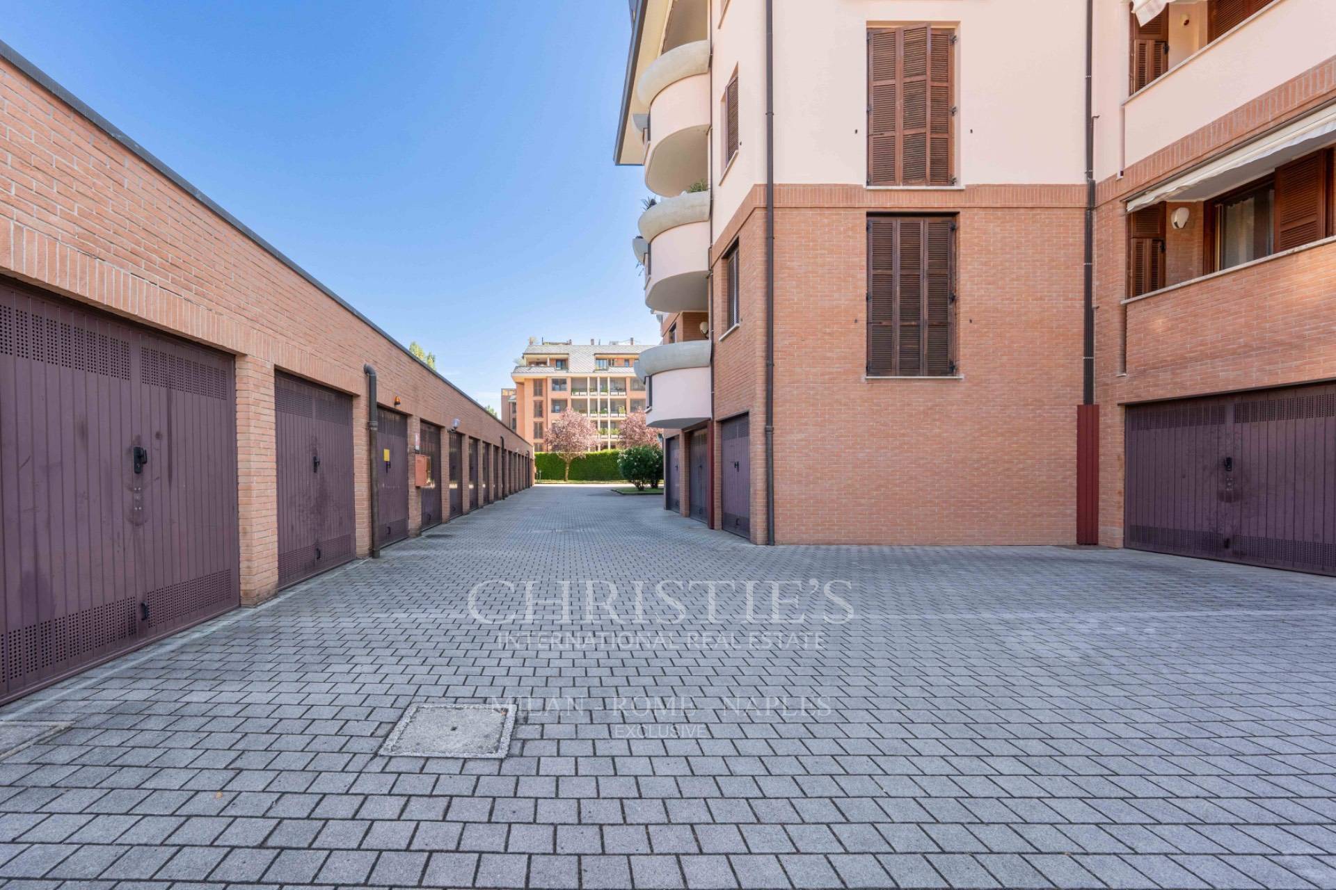 picture of Exclusive Penthouse On Two Levels With Four Entrances And Two Double Garages