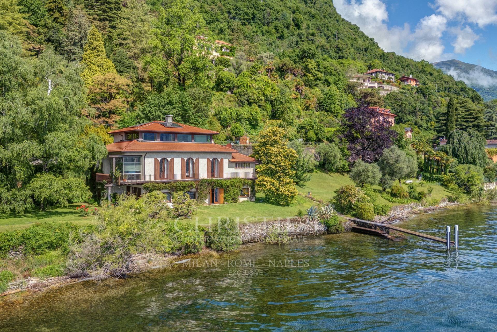 picture of Elegant Pied-dans-l'eau Villa With Large Lakefront Garden And Private Pier