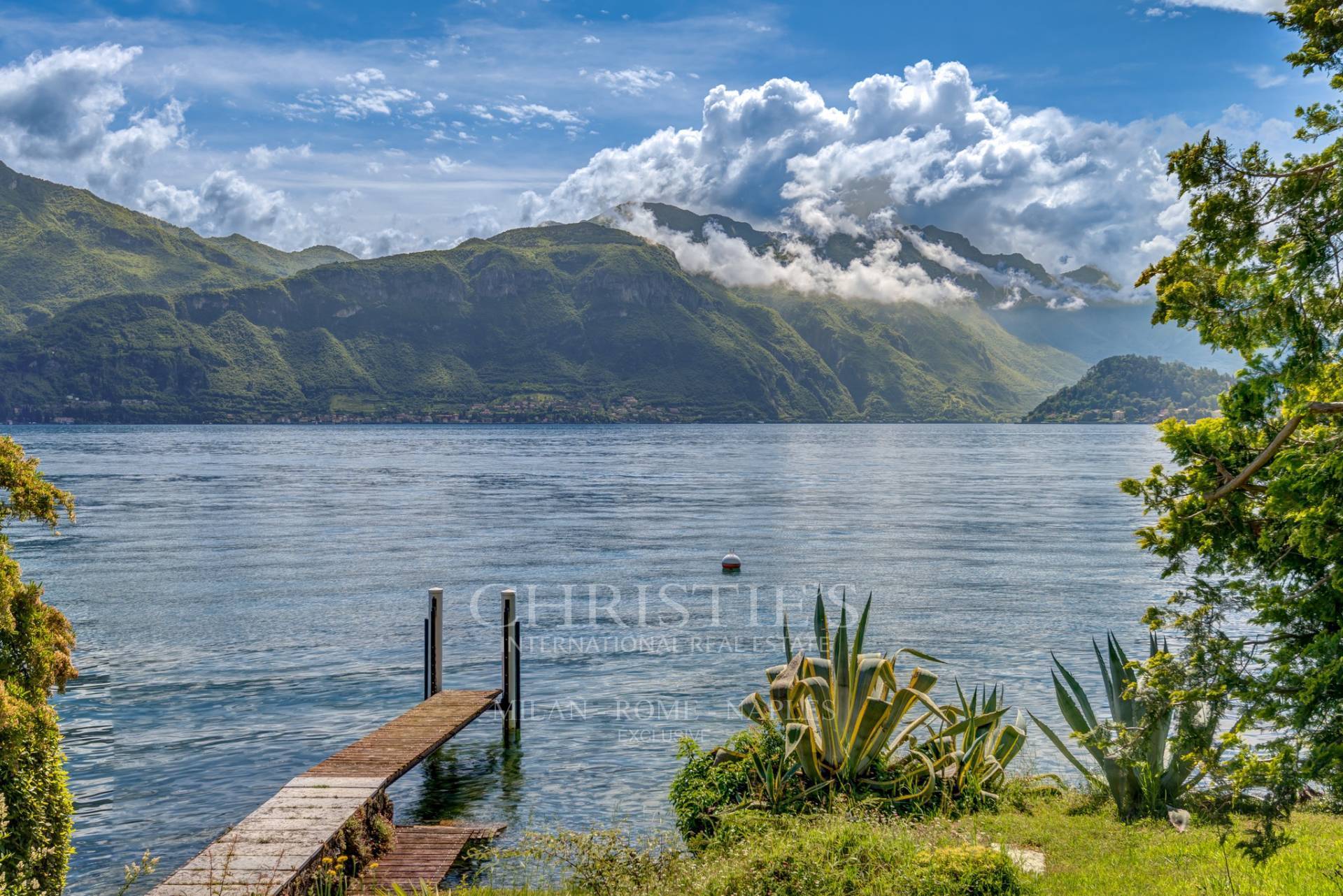 picture of Elegant Pied-dans-l'eau Villa With Large Lakefront Garden And Private Pier