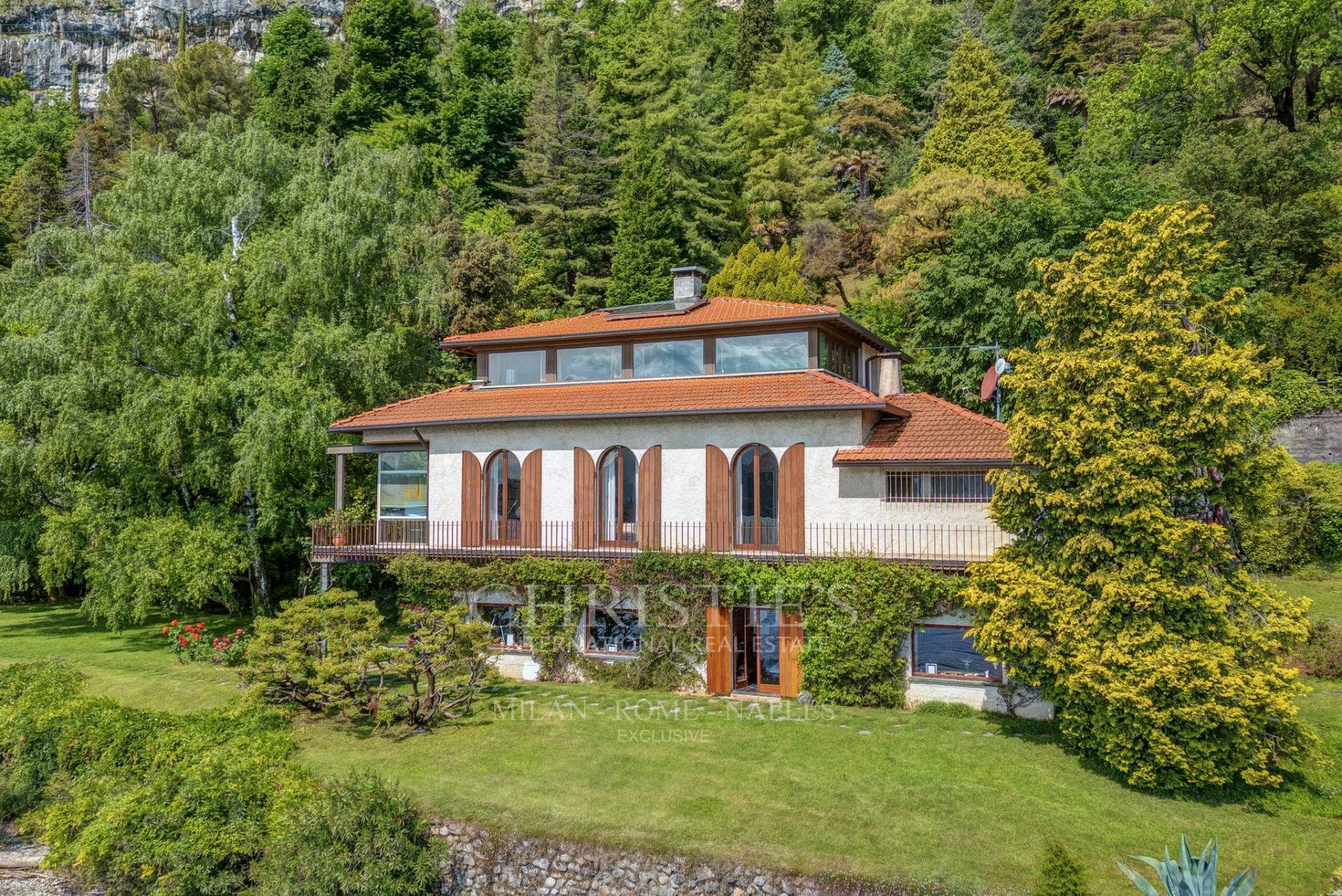 picture of Elegant Pied-dans-l'eau Villa With Large Lakefront Garden And Private Pier