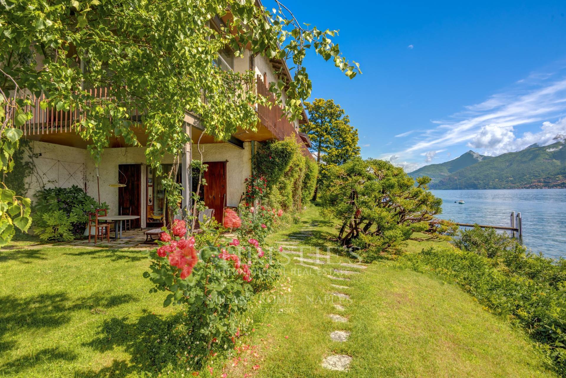 picture of Elegant Pied-dans-l'eau Villa With Large Lakefront Garden And Private Pier