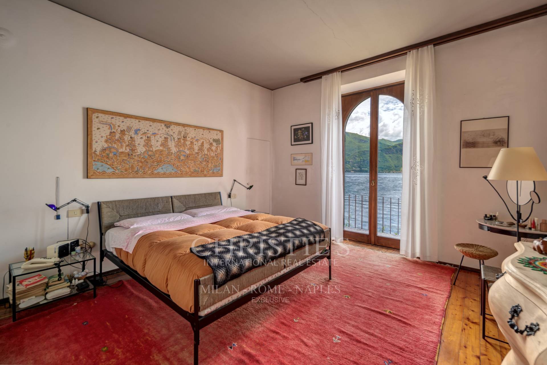 picture of Elegant Pied-dans-l'eau Villa With Large Lakefront Garden And Private Pier