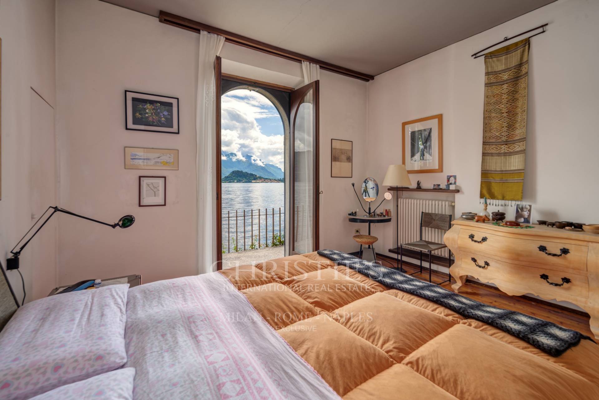 picture of Elegant Pied-dans-l'eau Villa With Large Lakefront Garden And Private Pier