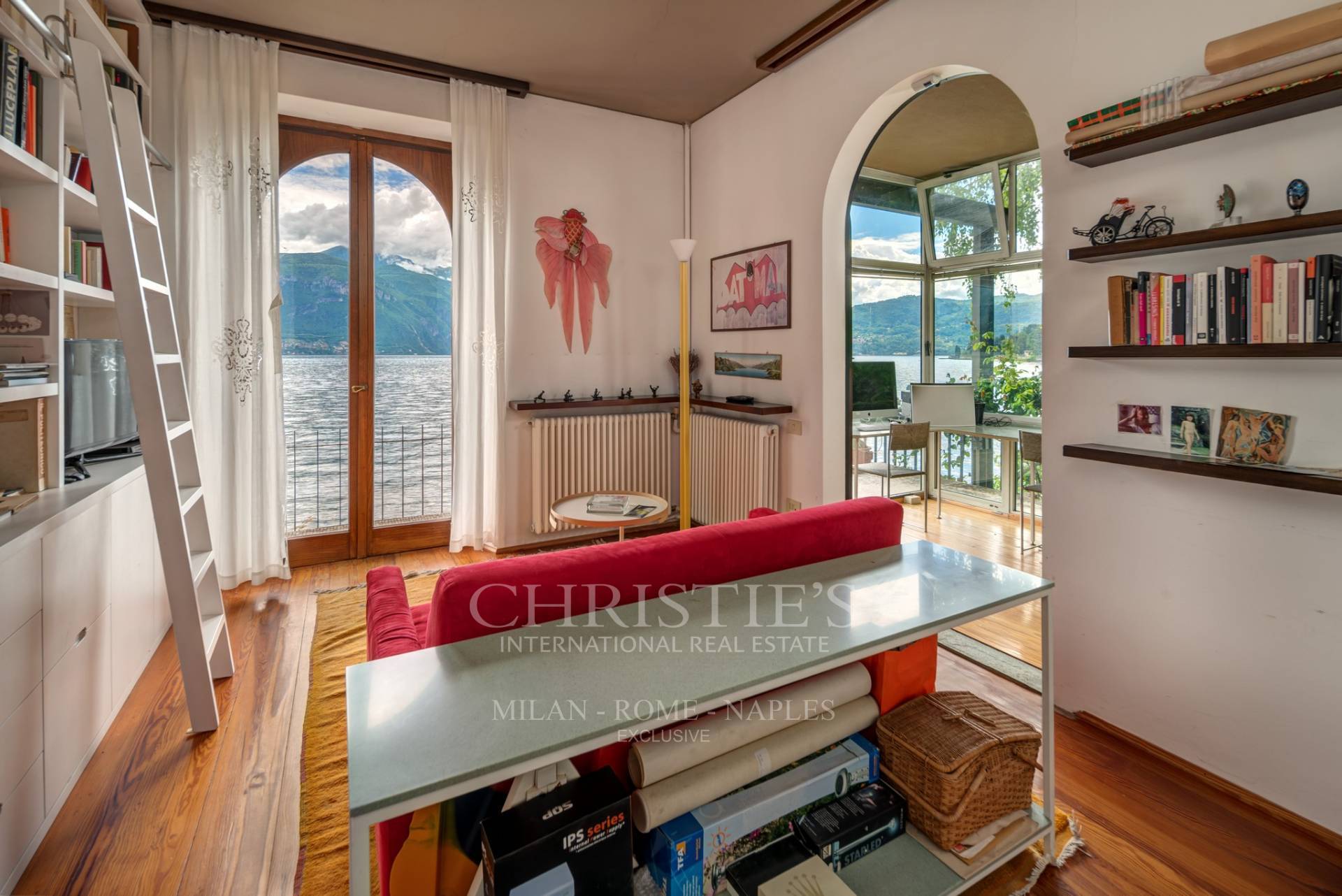 picture of Elegant Pied-dans-l'eau Villa With Large Lakefront Garden And Private Pier