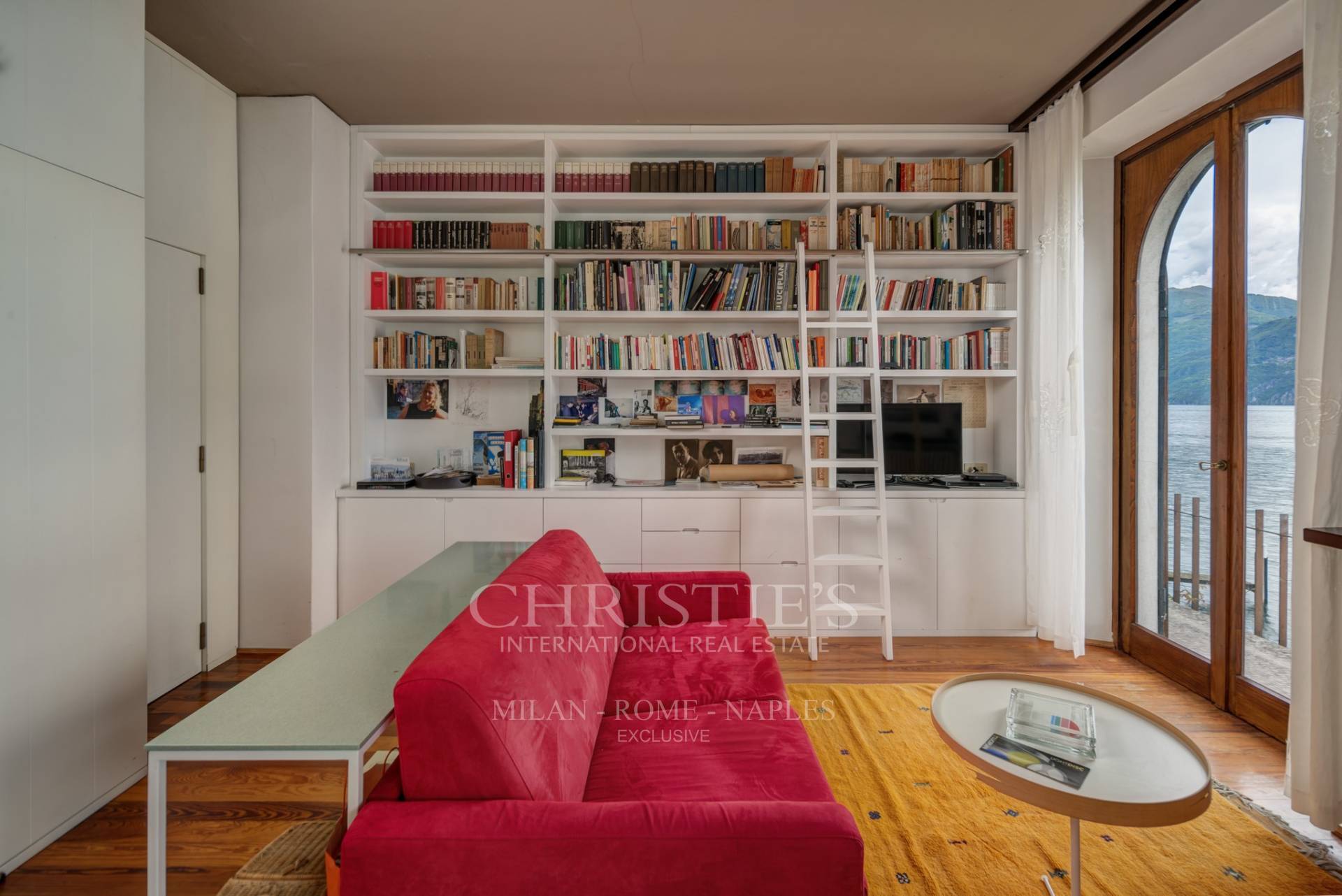 picture of Elegant Pied-dans-l'eau Villa With Large Lakefront Garden And Private Pier